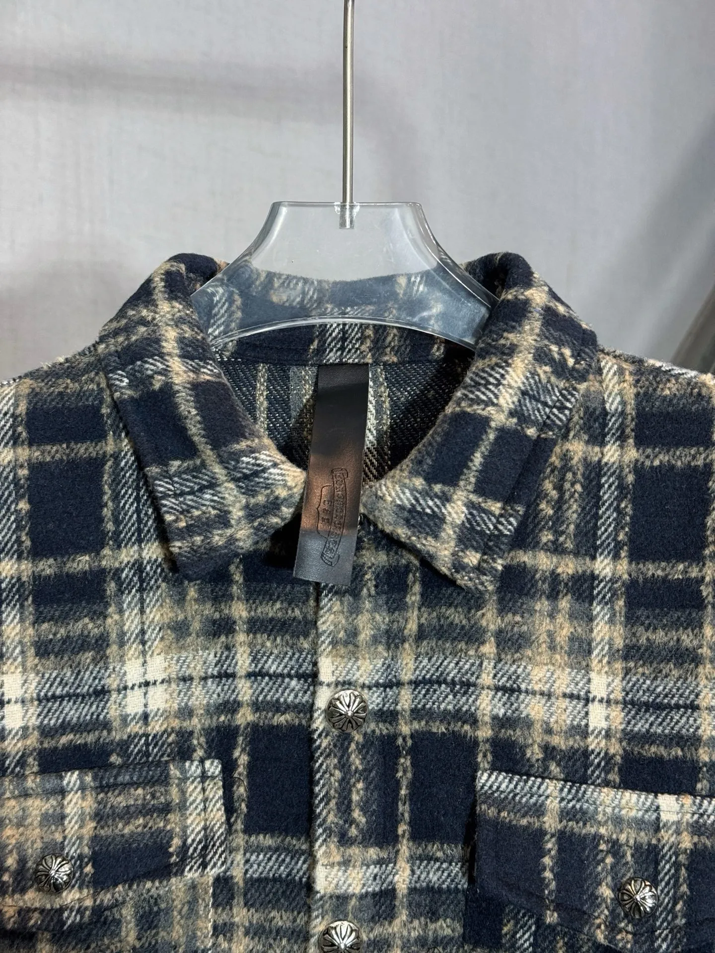 P280 model number: HE395 Chromehearts-Chrome heart wool plaid leather label shirt jacket The fabric is made of 360g high-weight tasseled woolen plaid shirt fabric. The upper body is extremely warm and feels soft and comfortable. It has custom-made original hardware Crow heart cross buttons and a custom-made original cross leather label on the back + heavy embroidery. The embroidery is full and three-dimensional, the overall process is complex, original accessories, factory workmanship, complete with three standards, feel free to buy, Kuaishou Xiaohongshu's popular shirt jacket.  Color: Red/Blue Size: S M L XL